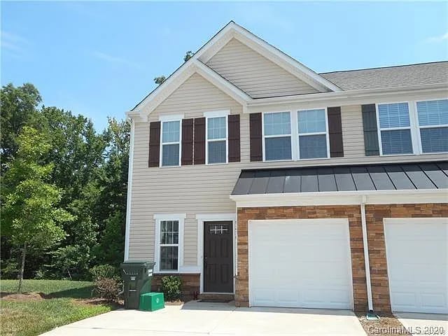 Primary Photo - 2501 Silverthorn Dr