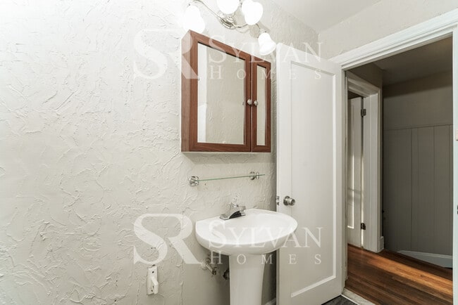 Building Photo - The living is easy in this 3 bedroom, 1.5 bathroom townhome