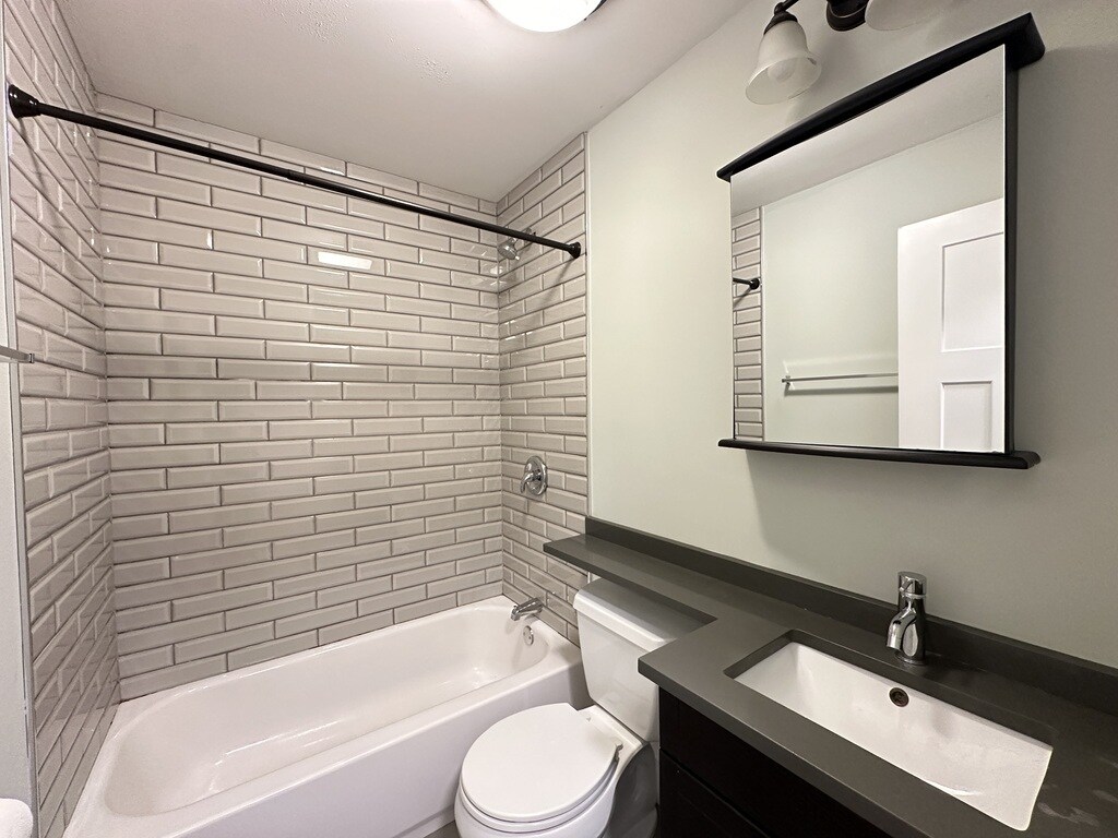 Building Photo - 432 Elm Pl