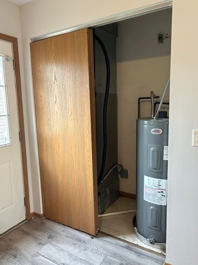 Building Photo - 2 Bedroom, 1 1/2 Bath 1500 sq. ft. Townhom...