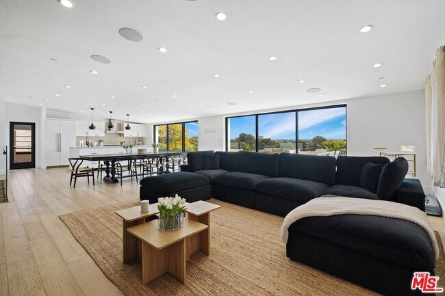 Building Photo - 1812 Navy St