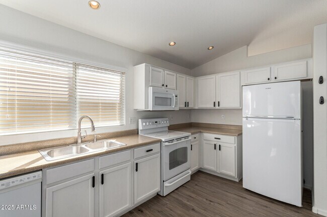 Building Photo - 1328 E Binner Dr