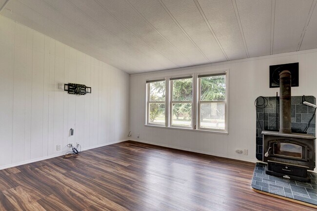 Building Photo - 3 Bed  2 Bath Pet Friendly Home