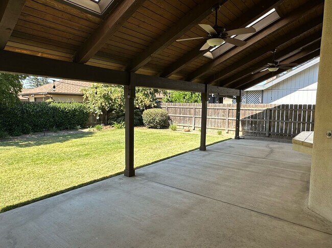 Building Photo - 475 E Mercedes Ave