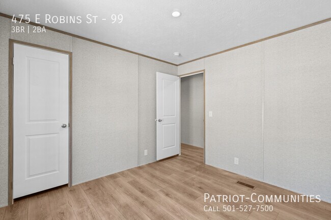 Building Photo - 475 E Robins St