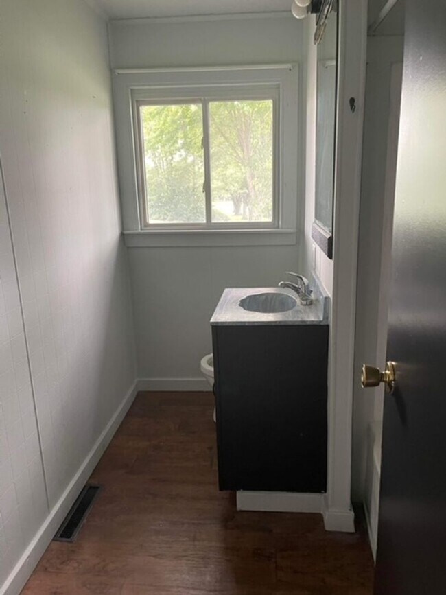 Building Photo - COZY 3 BED, 1 BATH HOUSE WITH FENCED IN BACKYARD LOCATED IN VINE GROVE