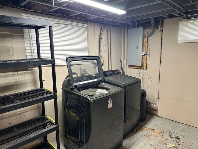 Building Photo - 484 Meriden Ave