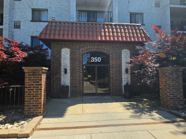 Building Photo - 350 Plum Creek Dr