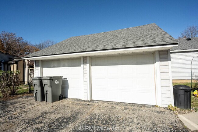 Building Photo - "Charming 2-Bedroom Duplex with Cozy Fireplace on Washington Blvd – Your Ideal Indianapolis Retre...