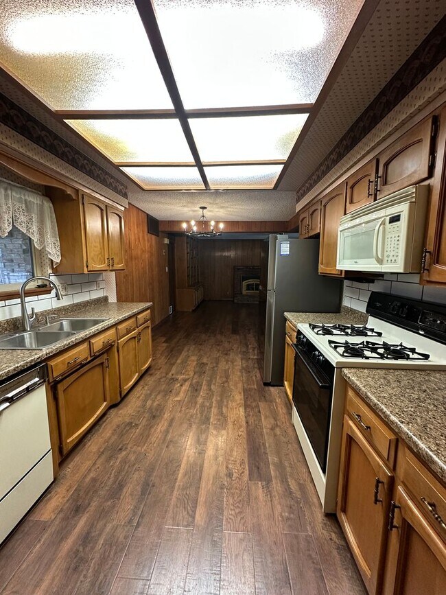 Building Photo - SW Visalia home available soon