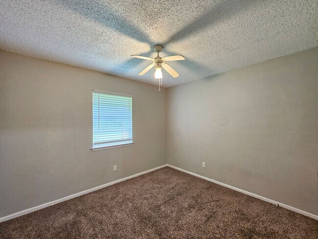 Building Photo - 2301 Zinnia Ct