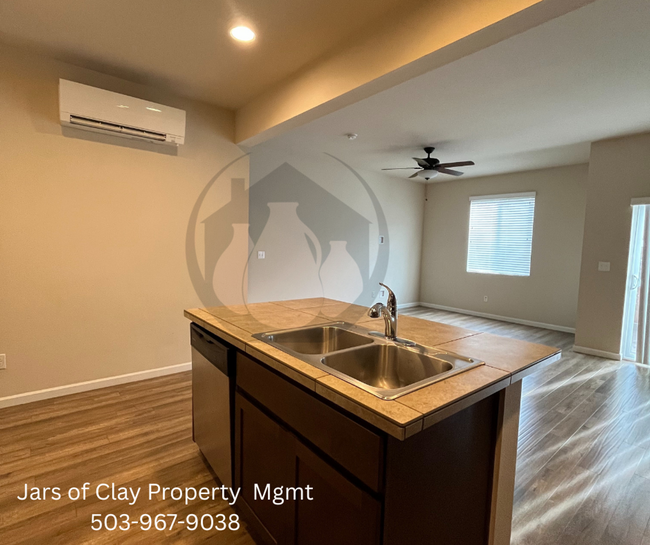 Building Photo - Move in Special!!!  Great South Salem Town...