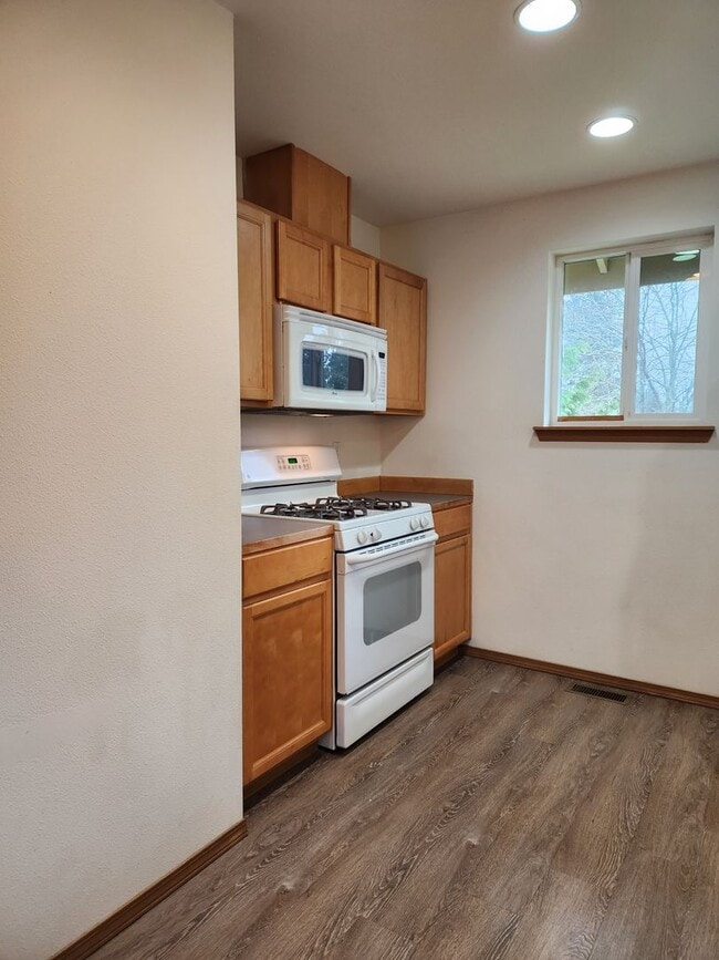 Building Photo - 240 Poplar St