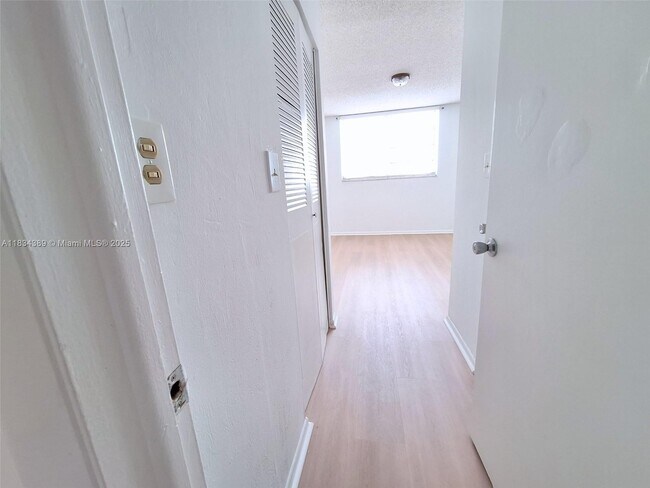 Building Photo - 1357 Collins Ave