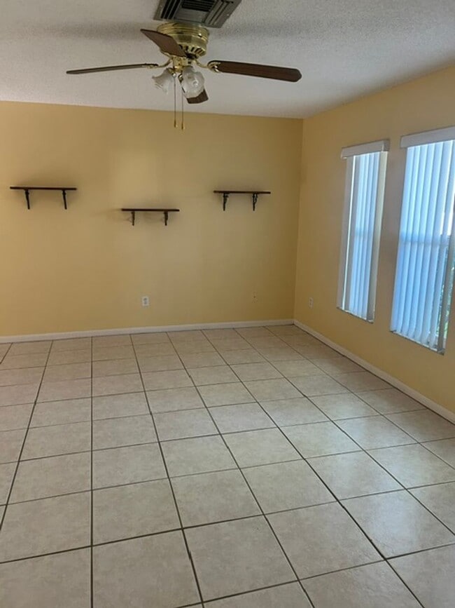 Building Photo - 3/2 available now! Welcome home!