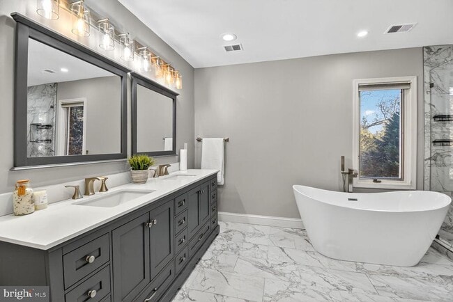 Building Photo - 3227 Ellicott St NW