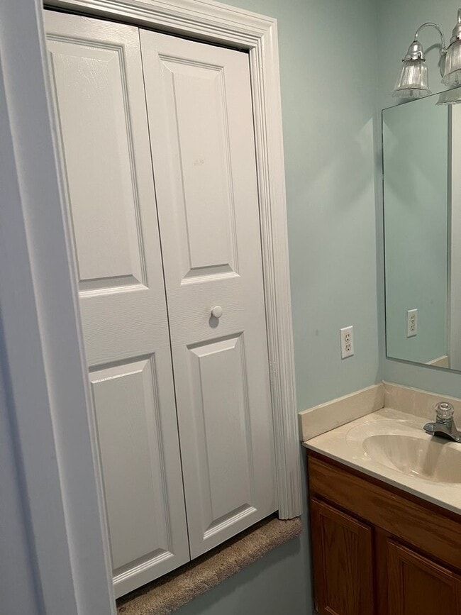 Building Photo - 2 bedroom/2.5 bath Condo Kingsport, TN
