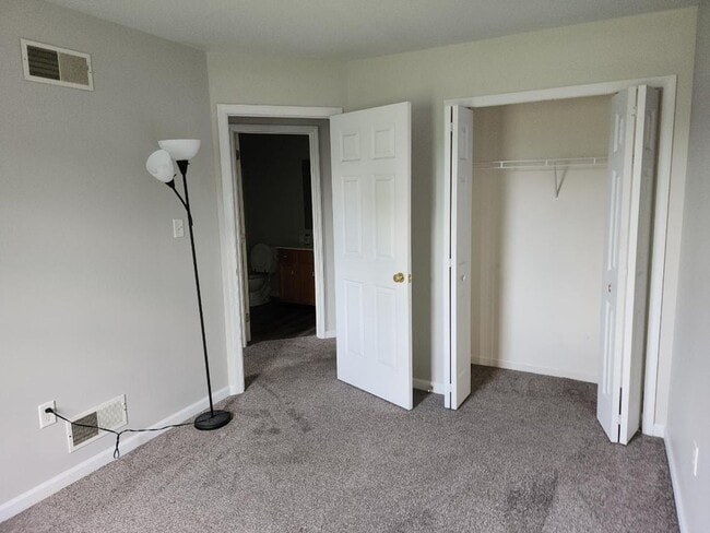 Building Photo - Updated Townhome available now!