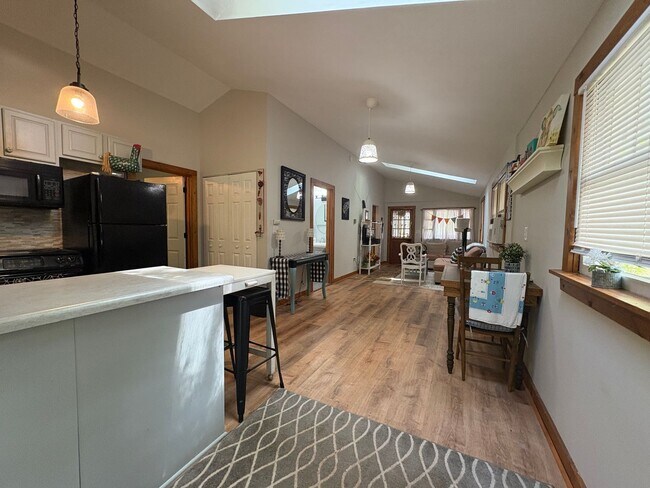 Building Photo - Fully Furnished!  3 bedroom 2 bath West Asheville