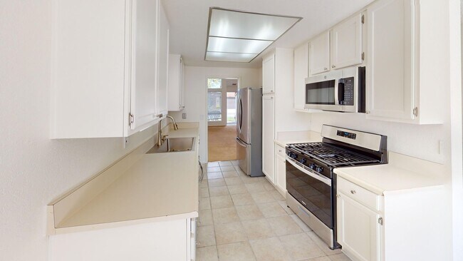 Building Photo - 83 Del Oro Ct