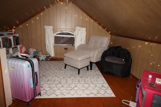 Building Photo - 104 St James Ave