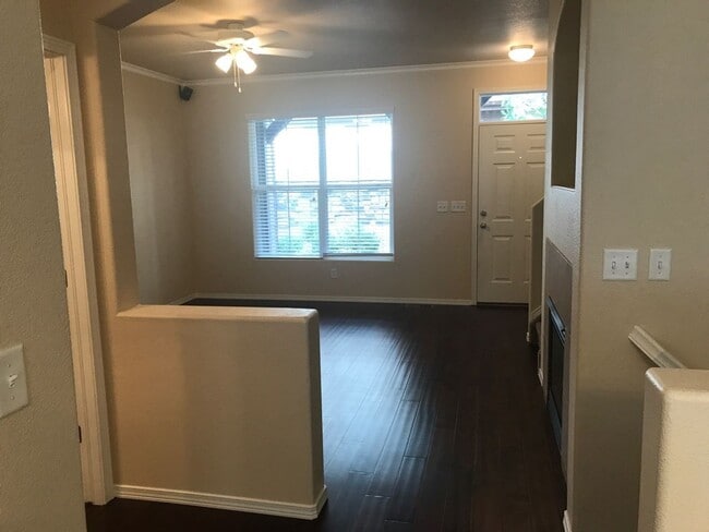 Building Photo - CHARMING 2BD TOWNHOME IN THE VISTAS AT NOR...