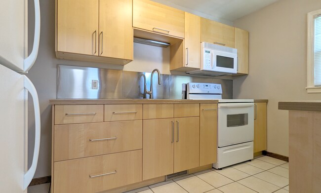 Building Photo - 117 19th St SE