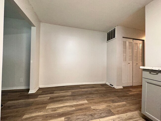 Building Photo - FNY121