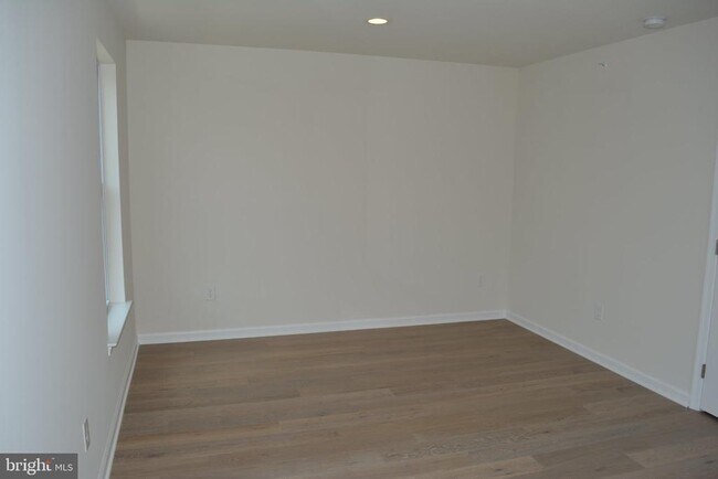 Building Photo - 7631 Ridge Ave
