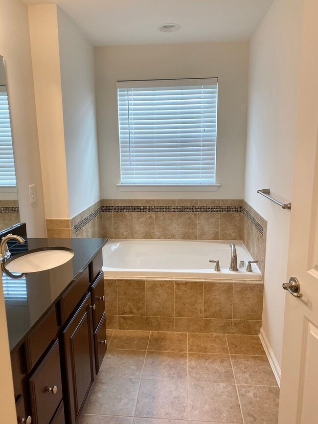 Building Photo - Gorgeous 4-Bed Townhome located in North W...