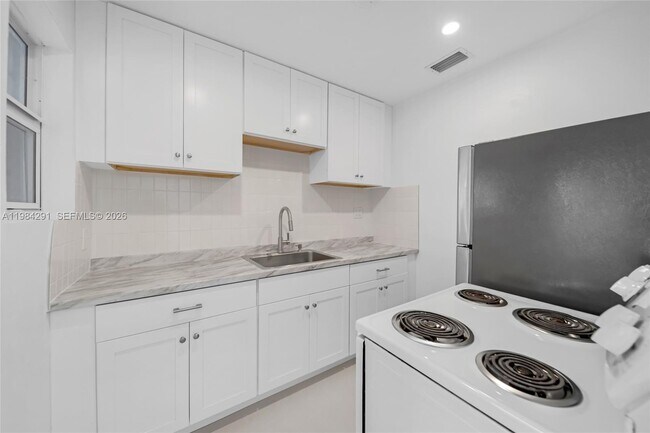 Building Photo - 27 Suffolk Ave