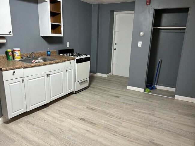 Building Photo - 14 Monument Sq