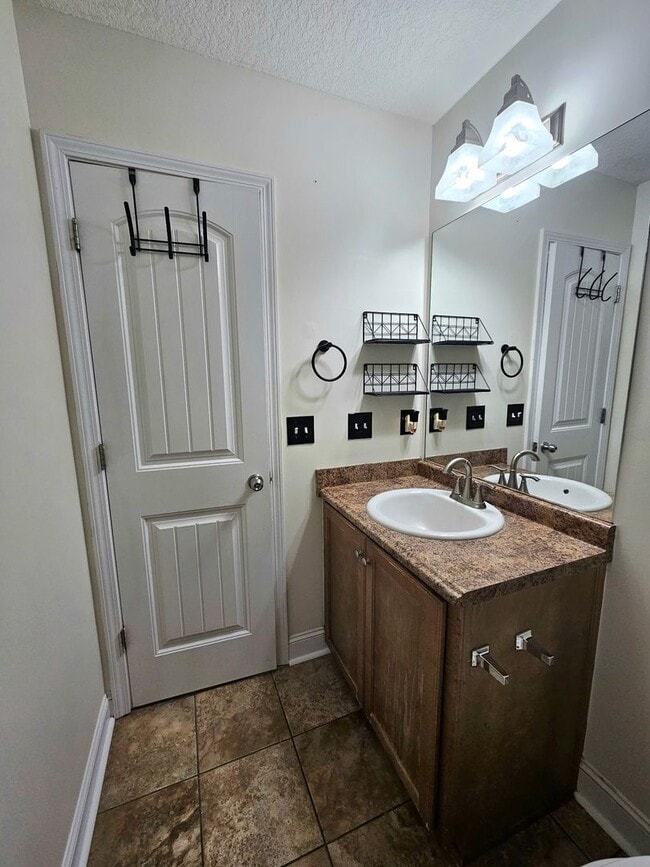 Building Photo - Spacious 5-Bedroom, 3-Bathroom Home for Re...