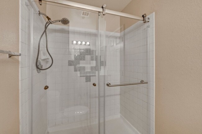 Building Photo - Upgraded 2 bedroom 2 bath upstairs condo