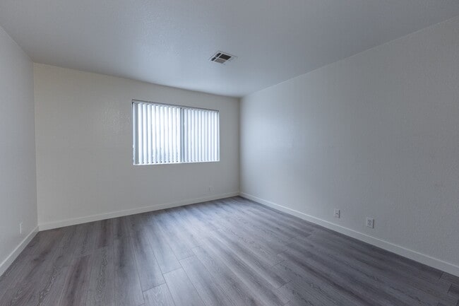 Building Photo - 5064 S Rainbow Blvd