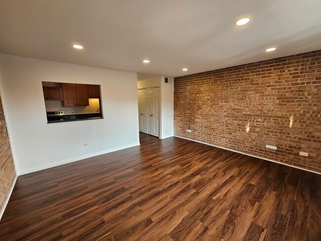 Building Photo - 2250 N Lincoln Ave