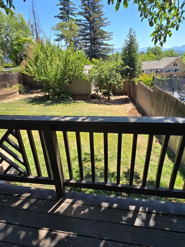 Building Photo - 3 bed 2.5 bath  Home for Rent in Grants Pass