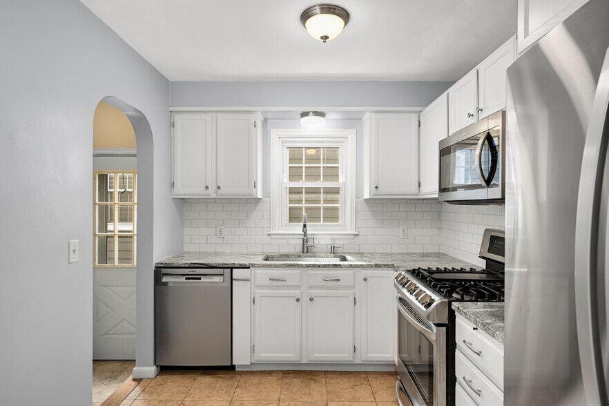 Building Photo - 2820 Idaho Ave S