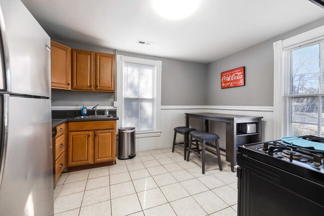 Building Photo - 546 Marshall Ave SW