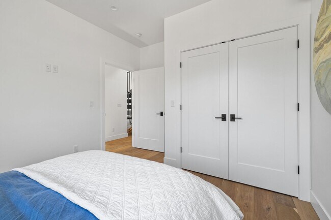 Building Photo - 142 SW Roosevelt Ave