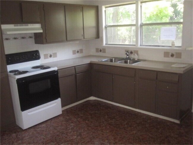Building Photo - 5422 Thrush Dr