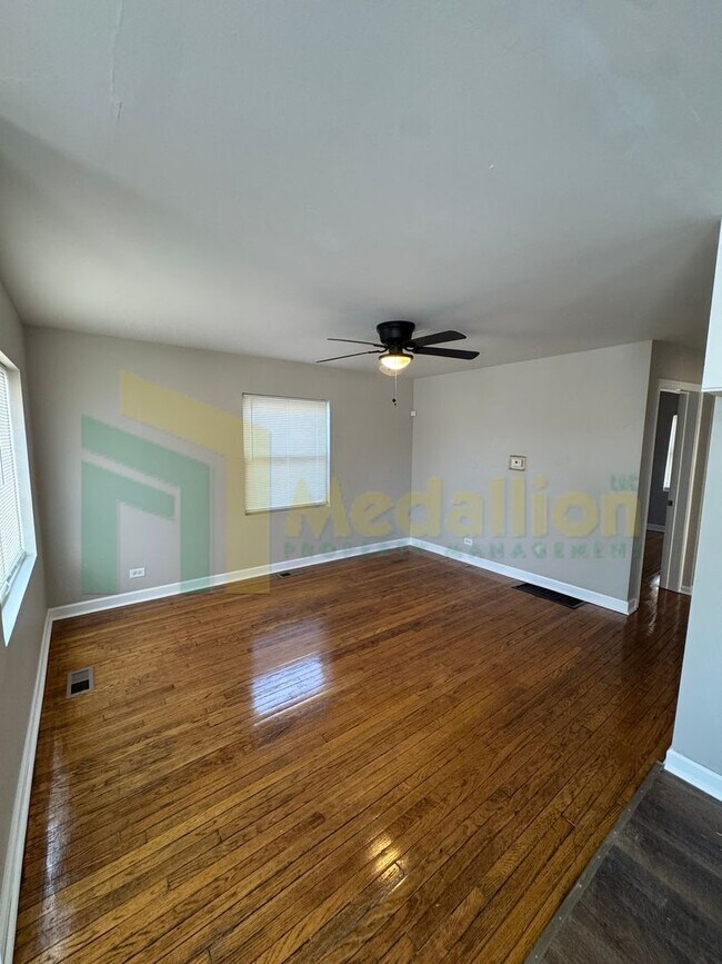 Building Photo - 9648 S Yale Ave