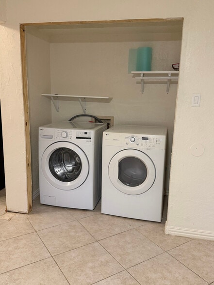 Building Photo - 903 Teakwood Ln