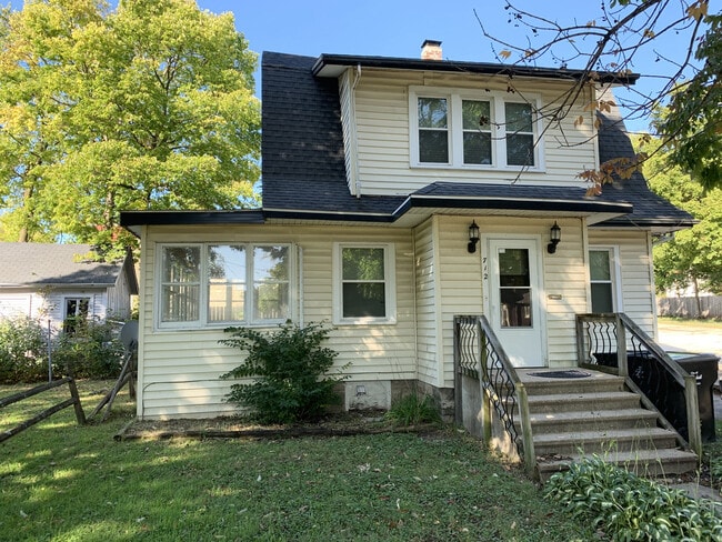Primary Photo - Pet Friendly 2BR House on Beloit's West Side