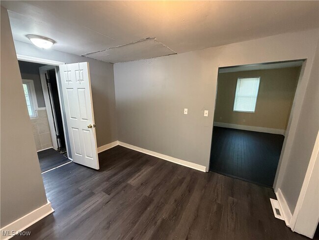 Building Photo - 3152 W 46th St