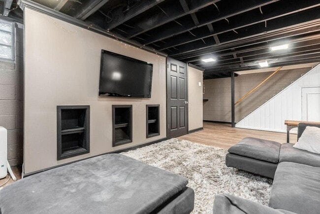 Building Photo - Spacious 4BR Home with Finished Lower Level & Fenced Yard in Upper Arlington