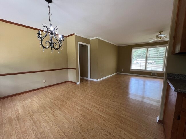 Building Photo - 631 Carlton Dr