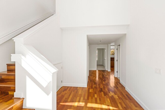 Building Photo - Stunning Marina District 2 Bedroom + a Lof...