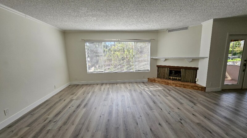 Building Photo - 2130 Beachwood Dr