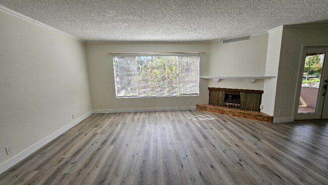 Building Photo - 2130 Beachwood Dr
